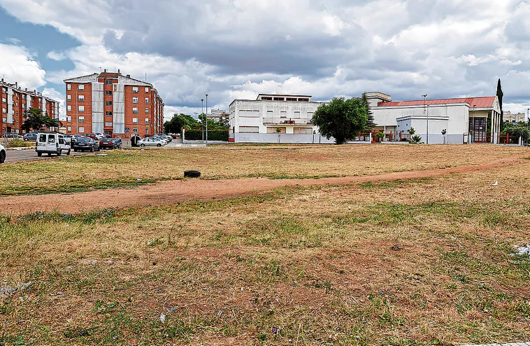 El Ayuntamiento de Badajoz empieza a desbrozar sus 54 hectáreas de suelo municipal